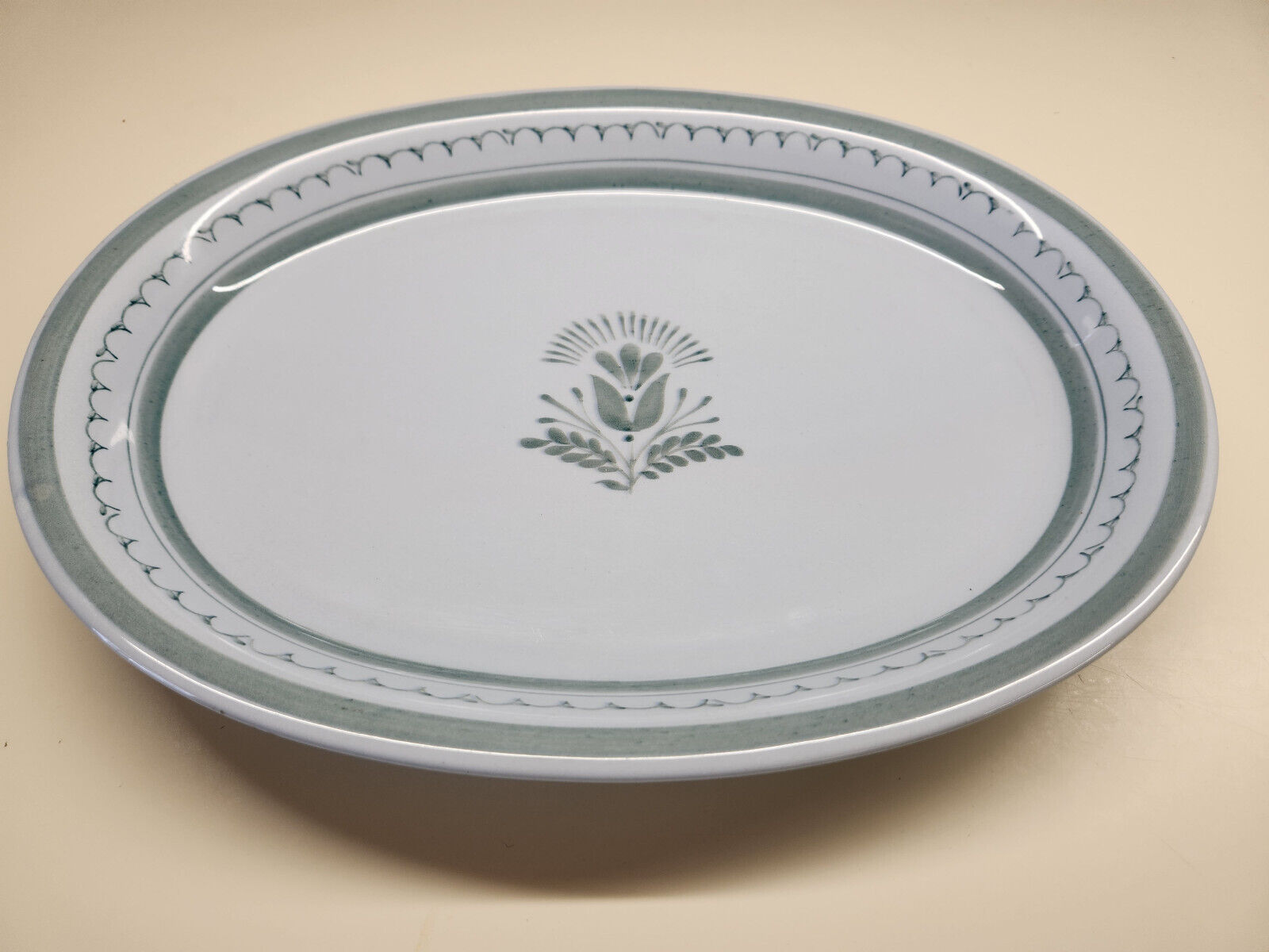 Read more about the article Vintage Arabia Finland Green Thistle Lg Oval Platter Hand painted 12 inches MCM