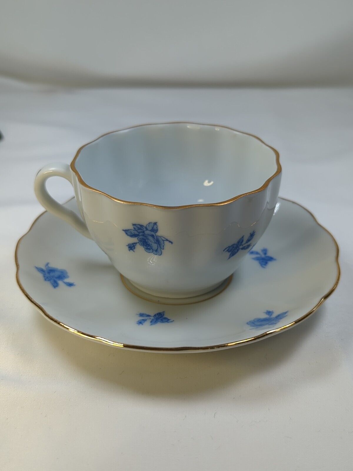 Read more about the article ARABIA OF FINLAND ARA116 CUP and SAUCER 6 OZ BLUE ROSES GOLD TRIM unique rare