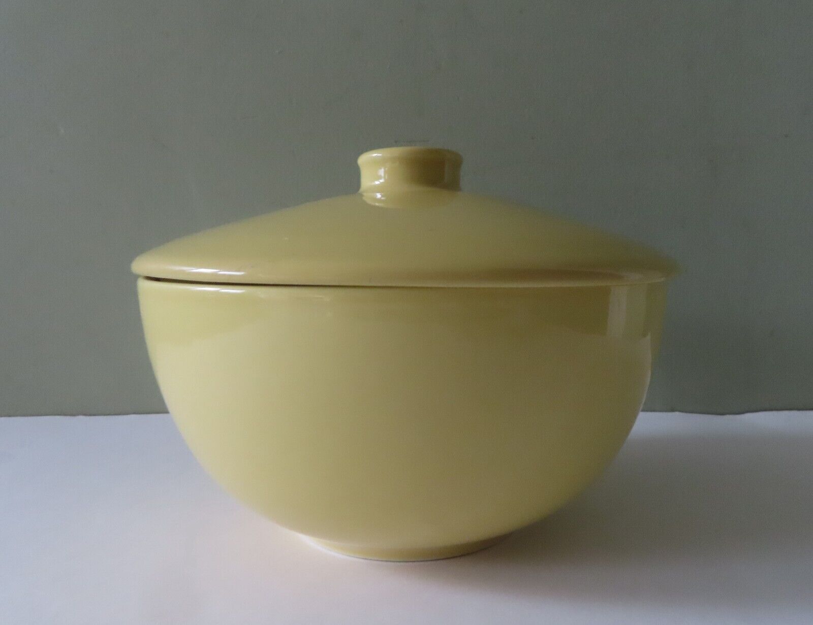 Read more about the article Arabia Kaj Frank Teema 48 Oz Yellow Casserole Pot With Lid – Mint