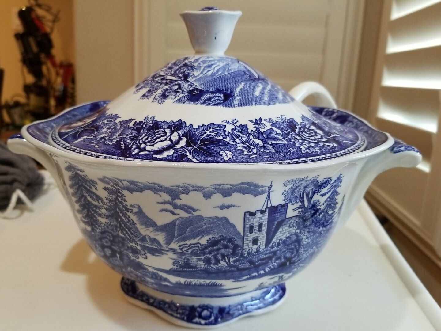 Read more about the article ARABIA FINLAND “LANDSCAPE BLUE” PATTERN SOUP TUREEN WITH LID and LADLE (1955-1970)