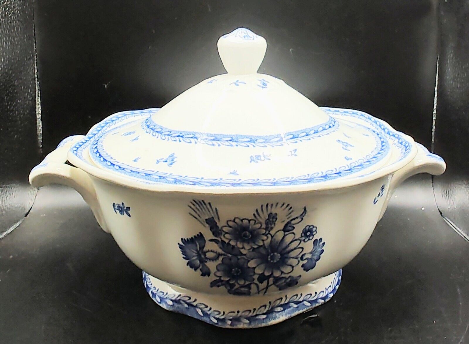 Read more about the article Arabia of Finland FINN FLOWER BLUE Tureen Serving Bowl BlueandWhite Floral Lid