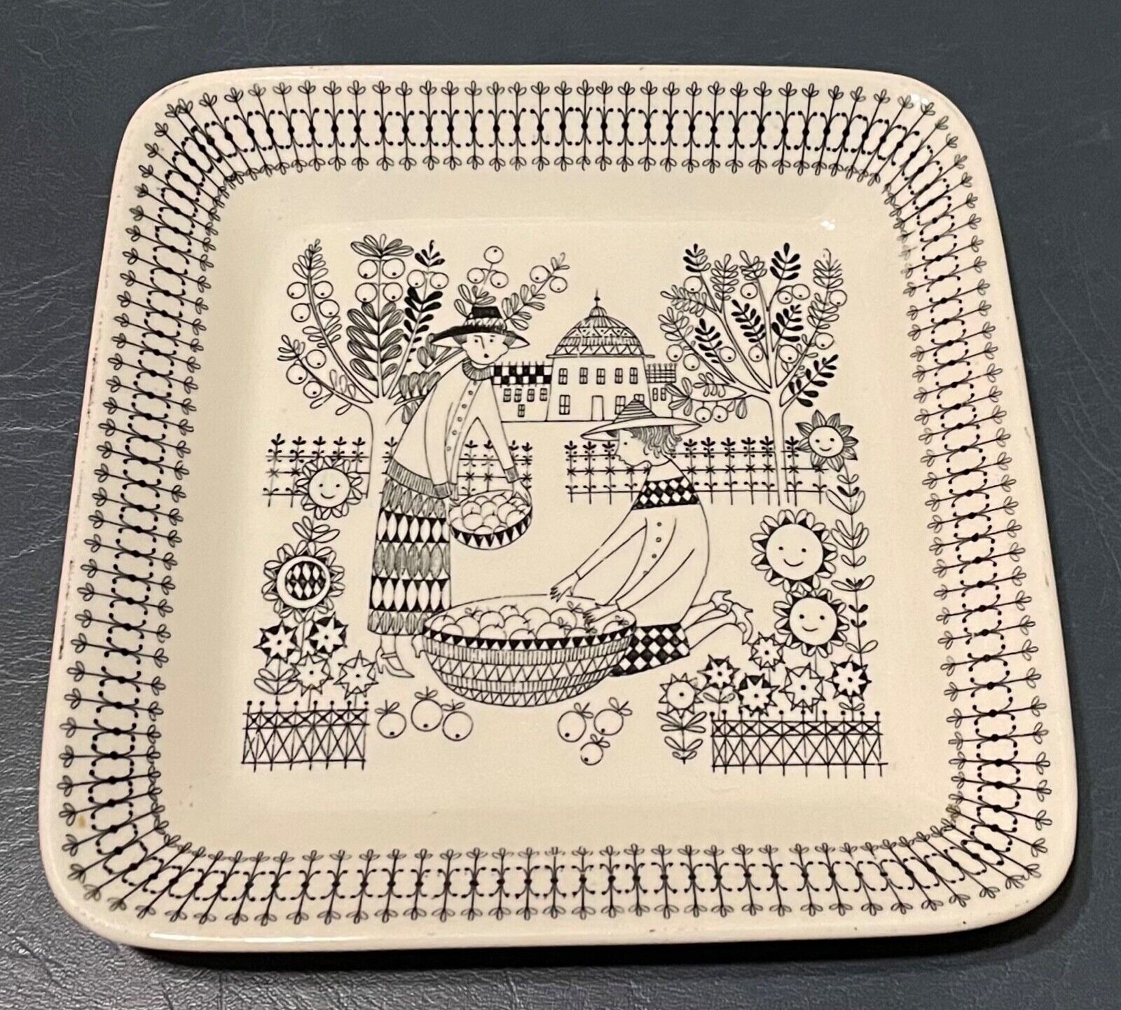 Read more about the article Vintage Arabia Emilia 7″ Plate Tray Finland