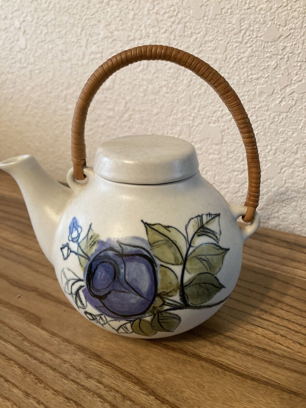 Read more about the article Vintage Arabia FINLAND Hand Painted Blue Rose Floral Design Teapot