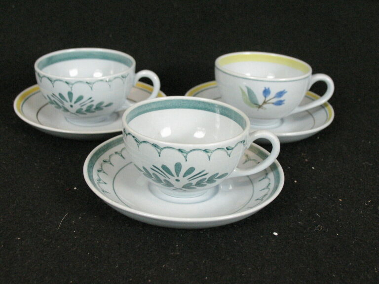 Read more about the article Vintage Arabia Finland Windflower and Green Thistle 3 Demitasse Cups and Saucers