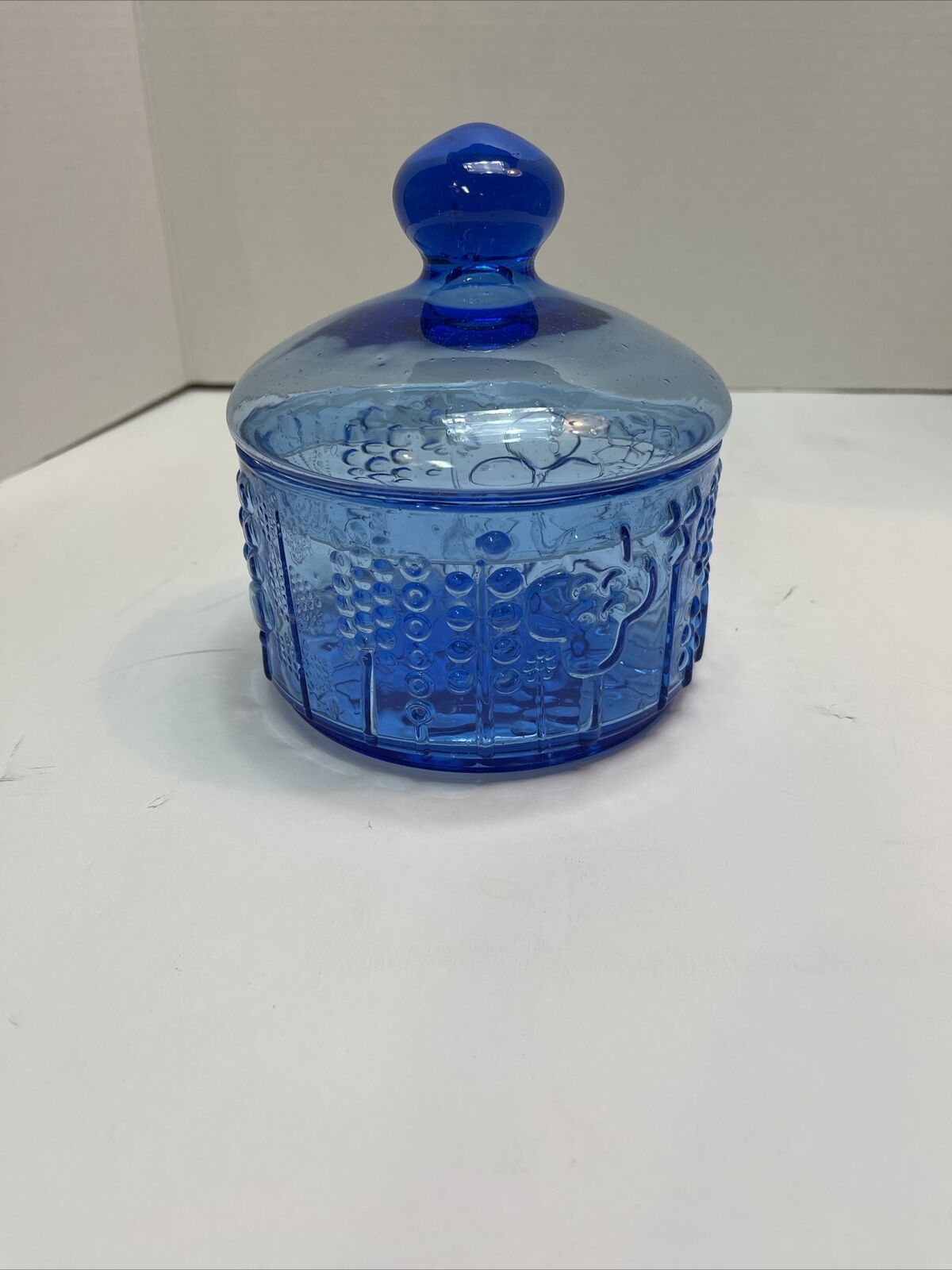 Read more about the article Flora Cobalt Blue By Arabia Crystal ? 5″ Glass Covered Bowl Candy Trinket Dish