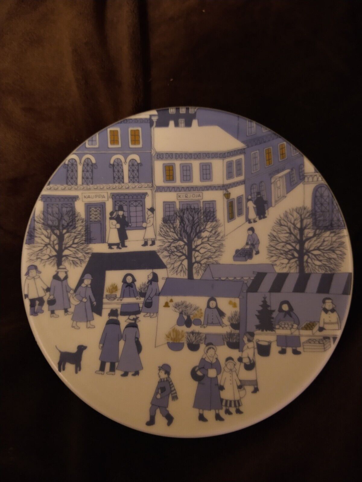 Read more about the article Christmas Small Plate Vintage  Arabia Finland Signed Tori Market Place  Blue