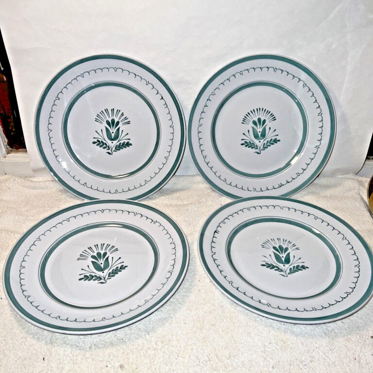 Read more about the article (4) Arabia Finland Green Thistle 10 3/8” Dinner Plates Flower nand-painted nice!