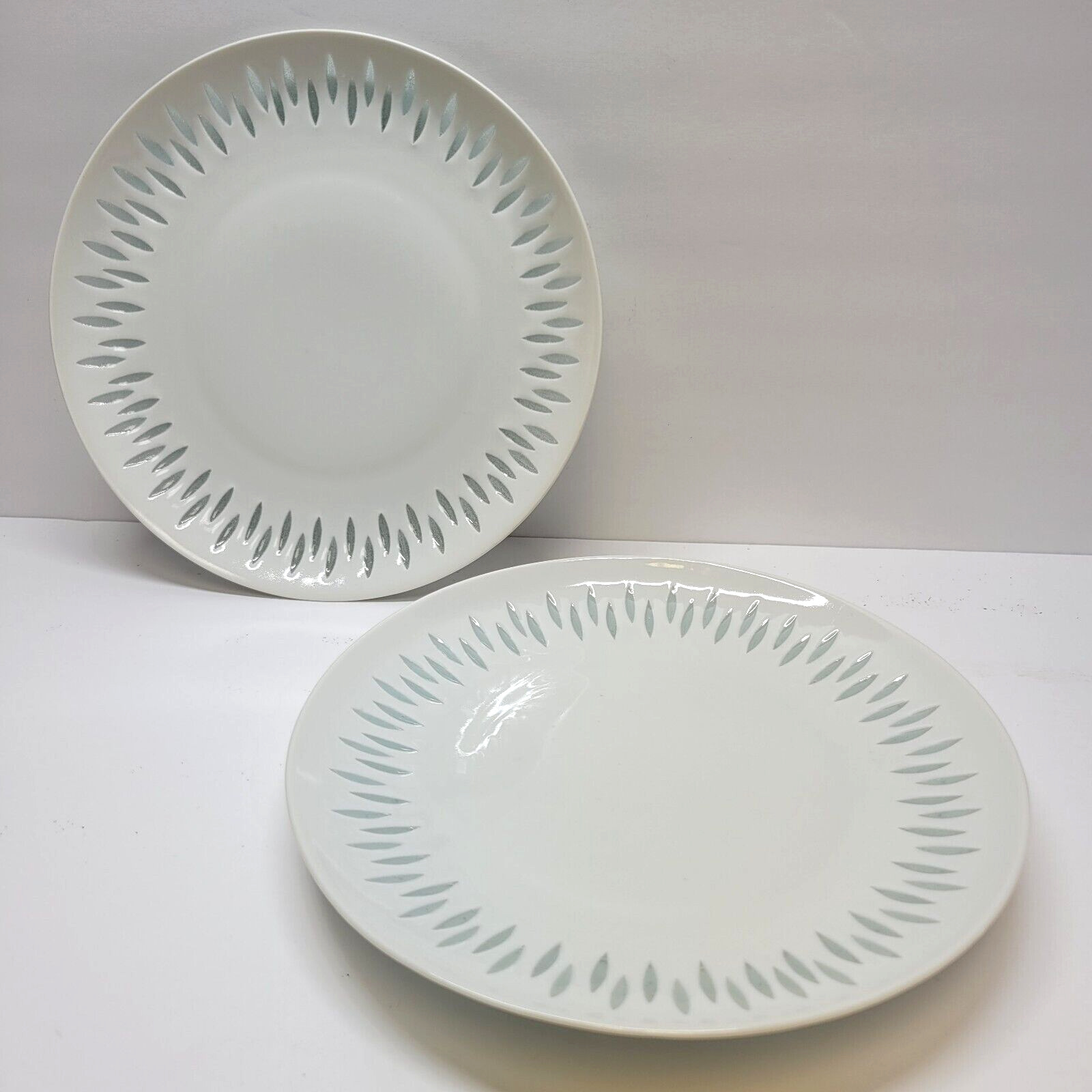 Read more about the article Lot of 2 Arabia of Finland 7 1/2″ Salad Plates Vtg White Rice (Grains) Porcelain