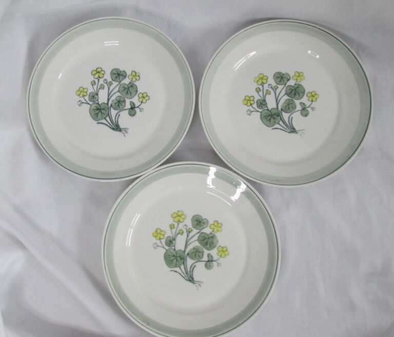 Read more about the article ARABIA Suvi set of three  handpainted dinner plates. Finland.  10 1/8″