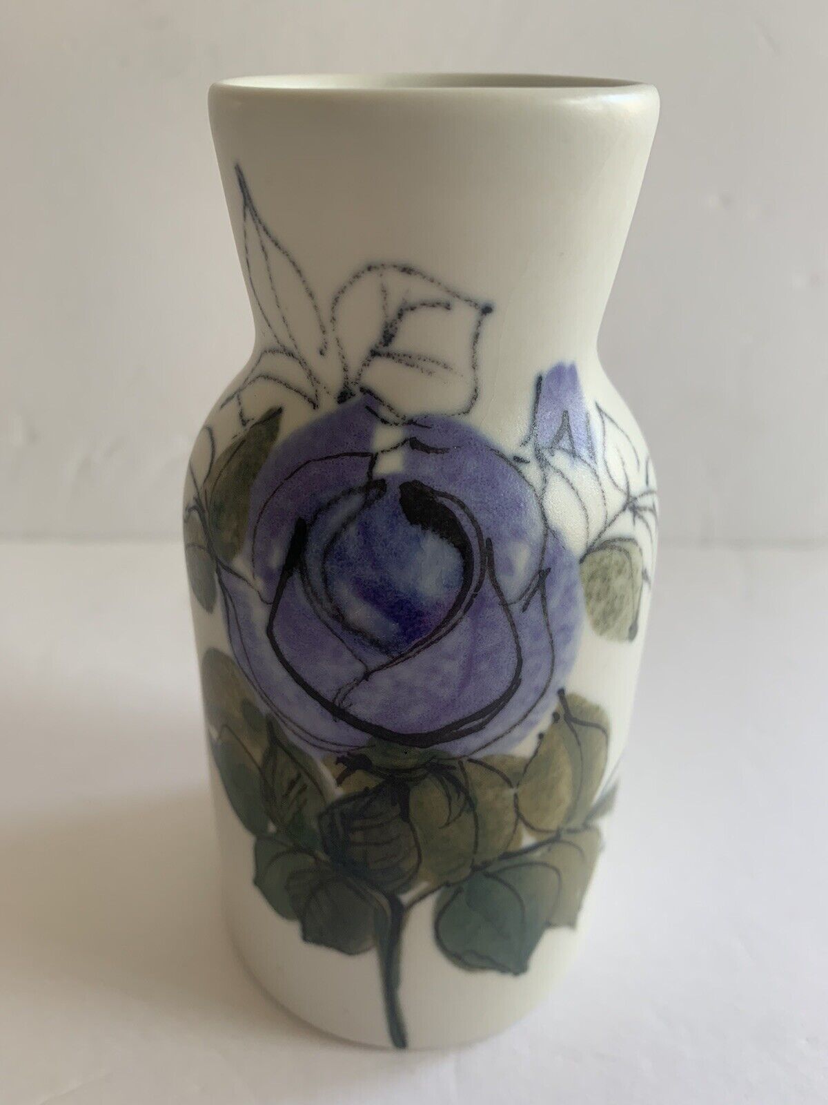 Read more about the article Arabia Finland Blue Purple Rose Vase Hilkka Liisa Ahola Marked HLA/AV  5”