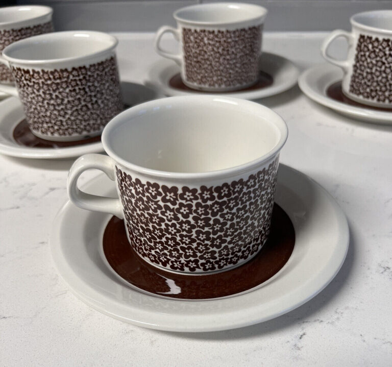 Read more about the article Arabia Faenza Little Brown Flower Cup And Saucer Finland. Set of 5