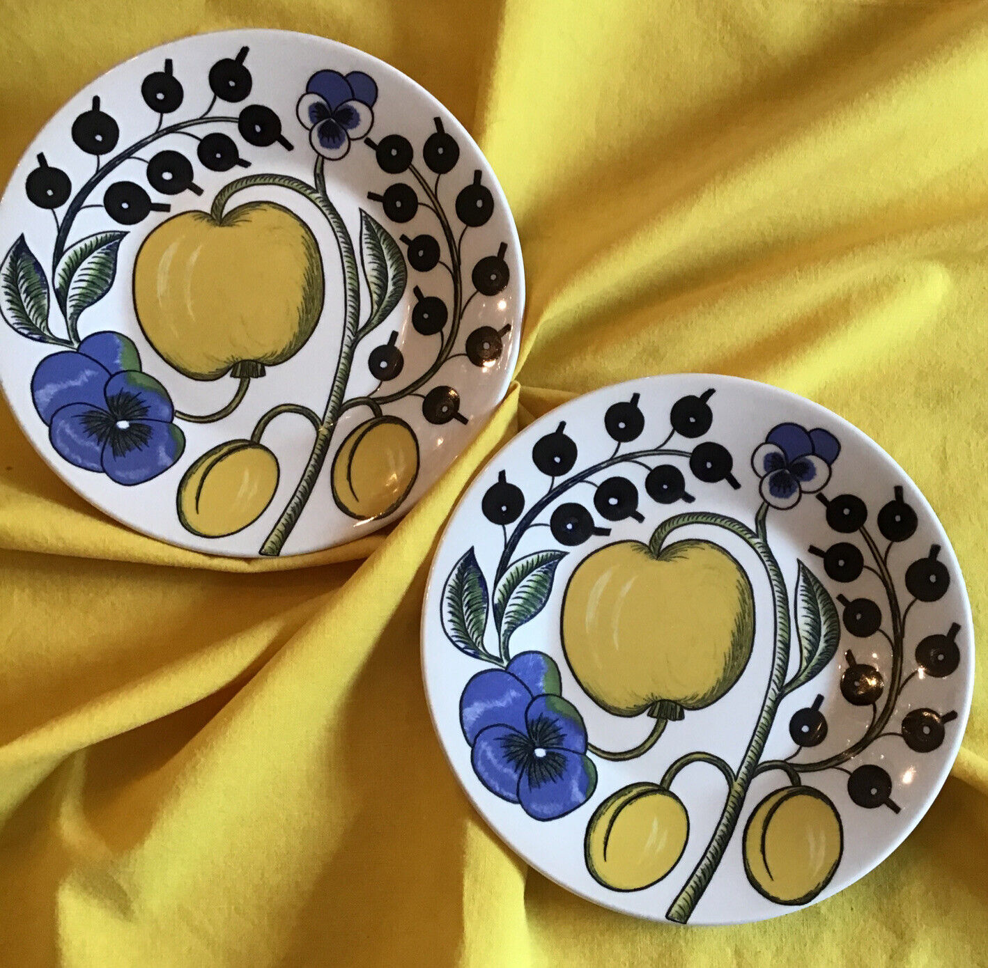 Read more about the article Lot Of 2 PARATIISI Blue and Yellow Round Plate/ Saucer~6.65”/16.8cm Finland Arabia