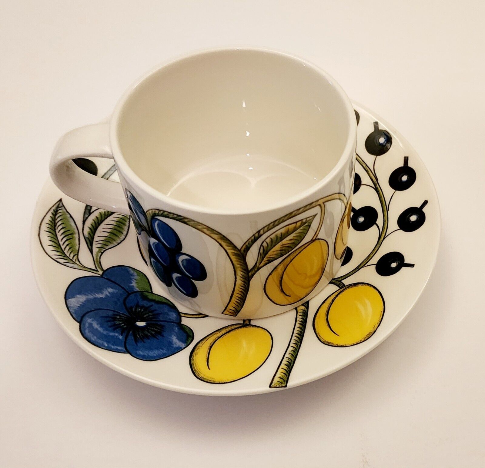 Read more about the article VINTAGE Arabia Finland Paratiisi Coffee Tea Cup and Saucer Set Yellow and Blue