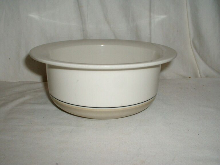 Read more about the article Arabia of Finland Seita Arctica 7 1/2″ Rimmed Vegetable Serving Bowl