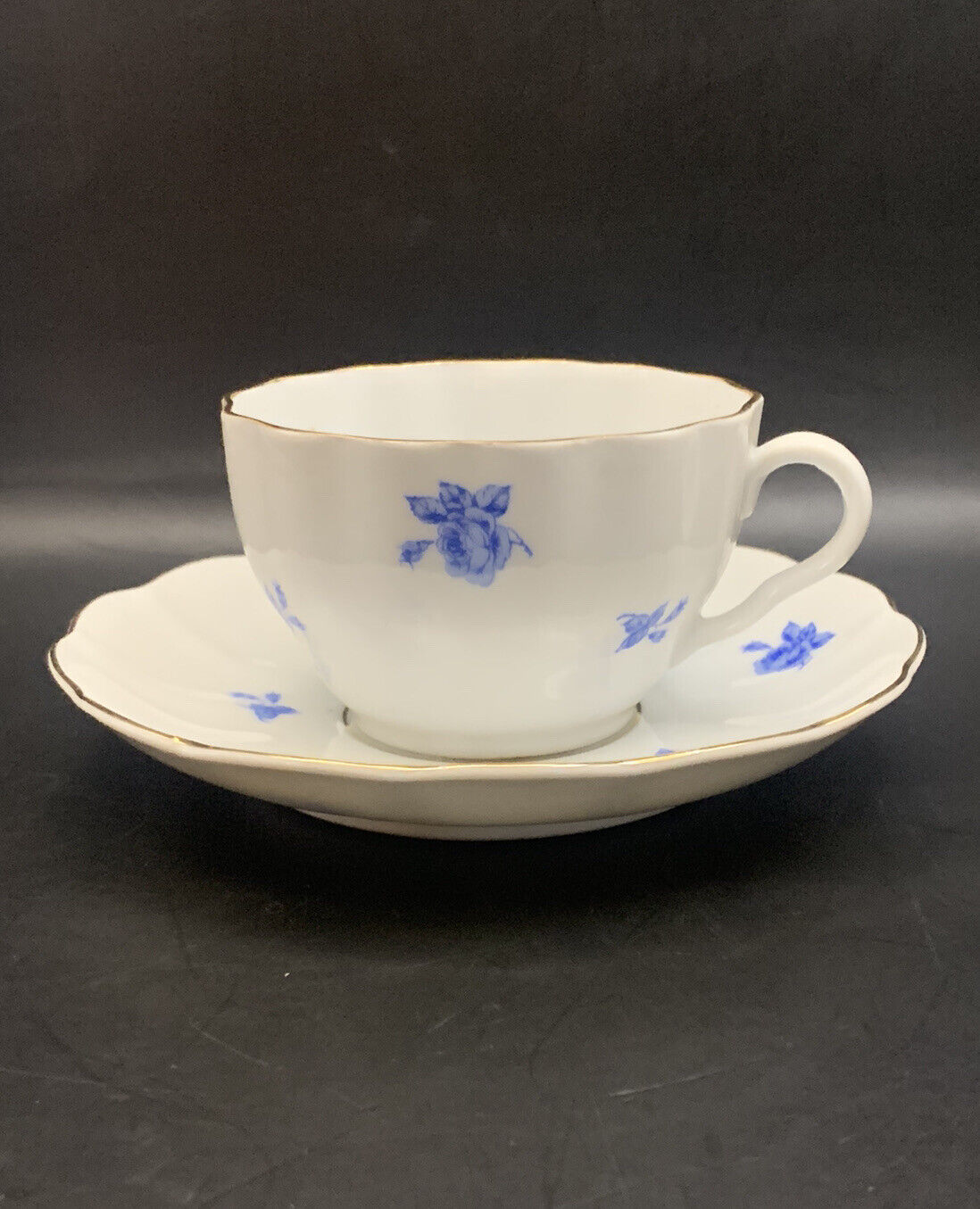 Read more about the article Vintage Arabia Finland Tea Cup and Saucer Blue Roses And Rosebuds Gold Trim