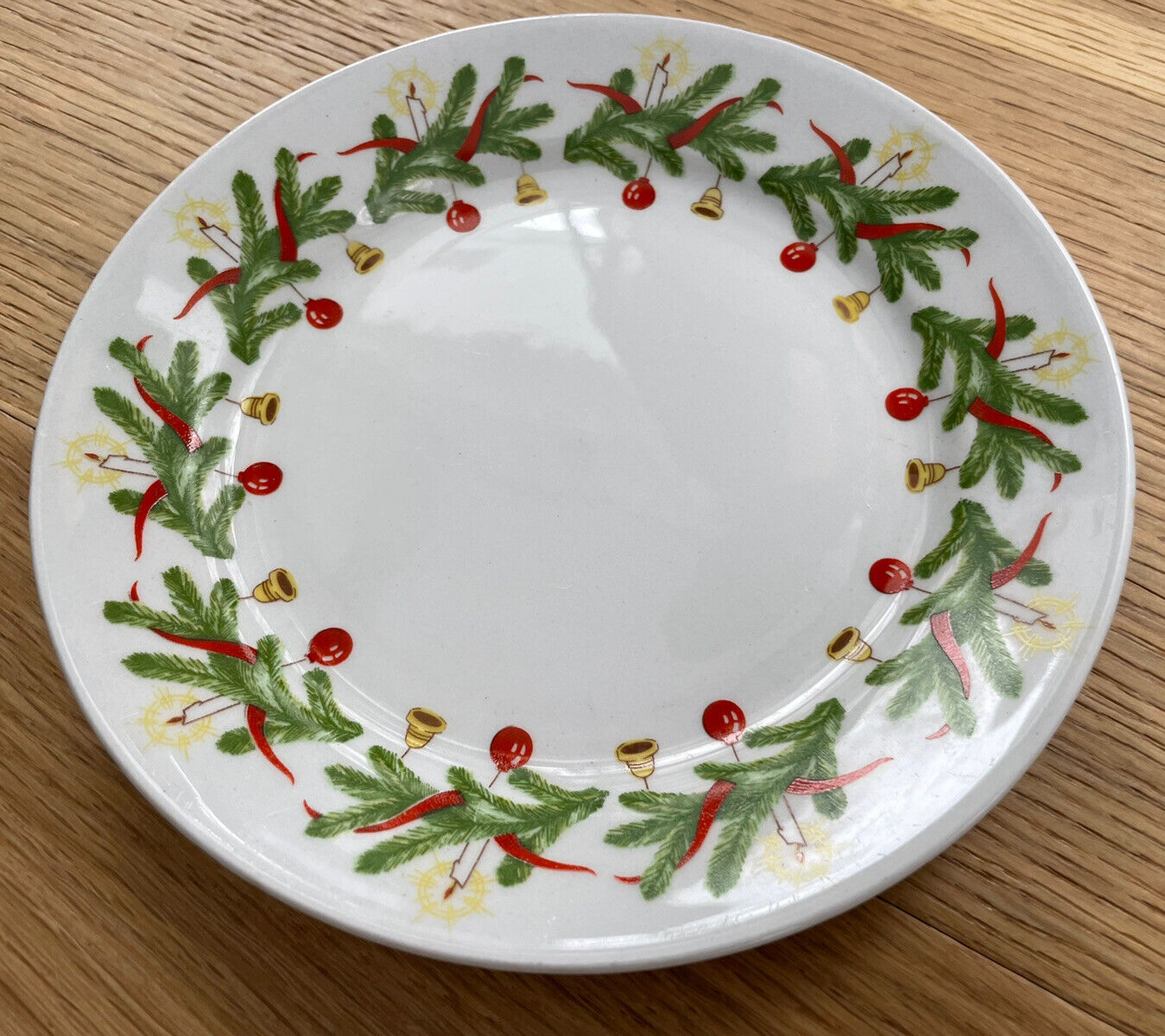 Read more about the article Arabia Finland Christmas Wreath 6.5″ Bread Dessert Plates Set of 6