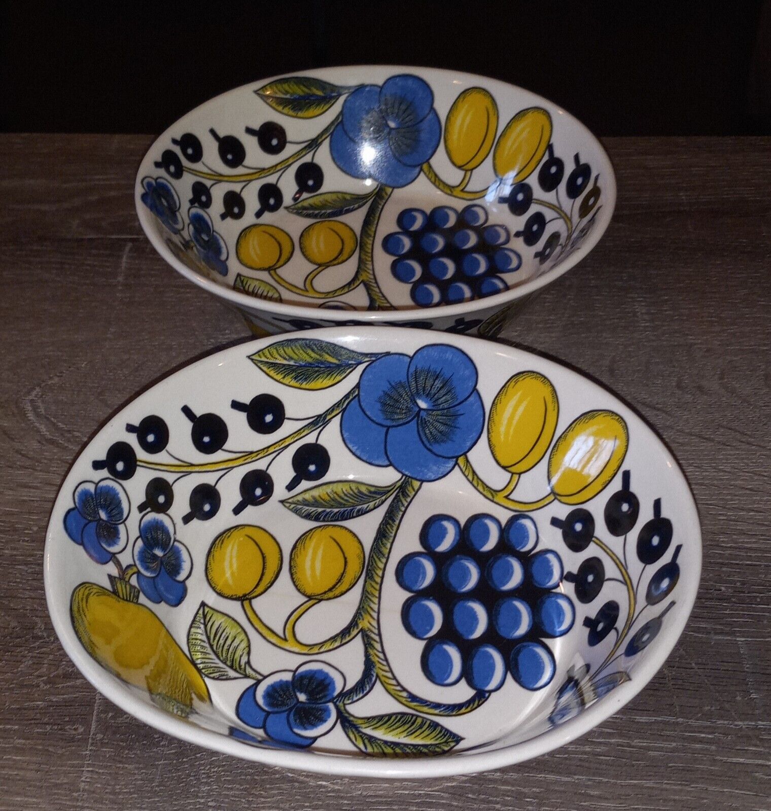 Read more about the article Arabia Paratiisi Vintage Oval Bowl set of 2