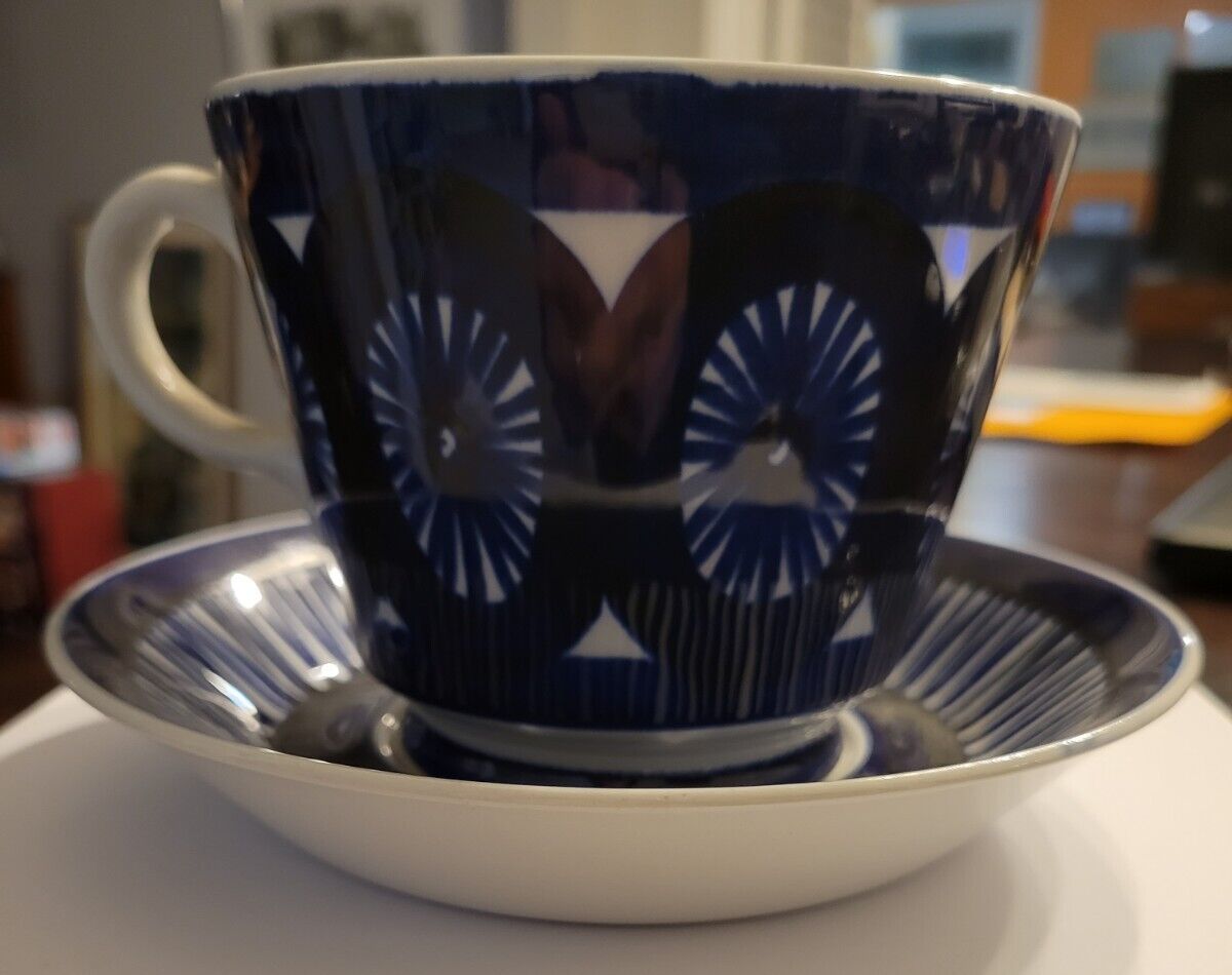 Read more about the article Vintage Arabia Finland Fiesta Blue Ulla Procope Jumbo Cup and Saucer Signed (FM)