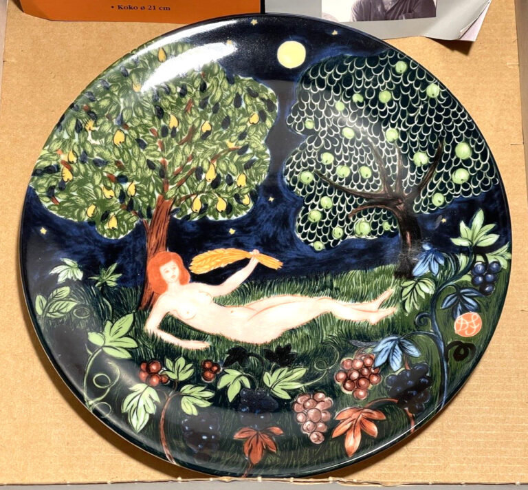 Read more about the article RARE Arabia Finland horoscope plate Virgo sign by artist Dorrit Von Fieandt