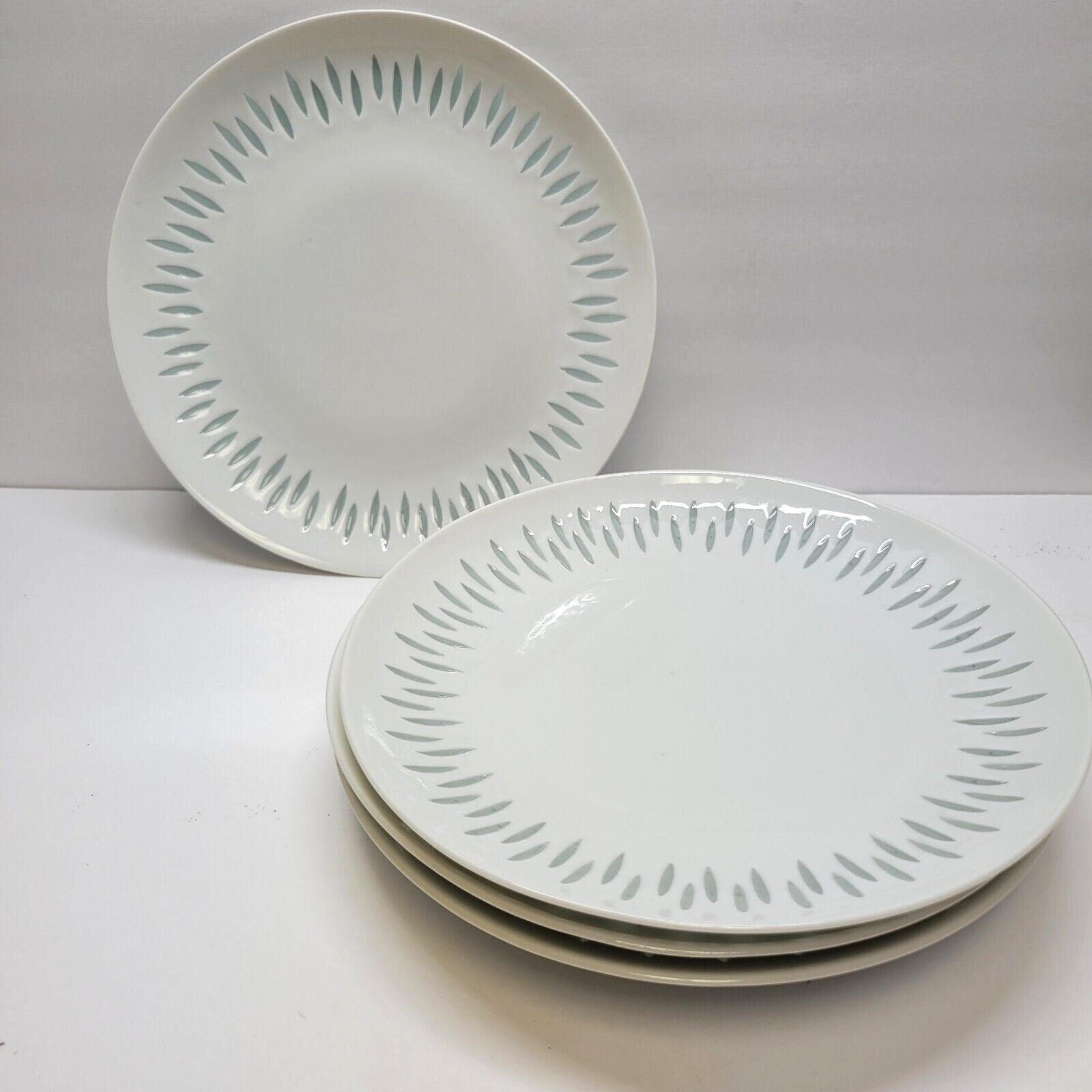 Read more about the article Lot of 4 Arabia of Finland 7 1/2″ Salad Plates Vtg White Rice (Grains) Porcelain