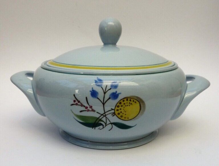 Read more about the article Arabia Finland Covered Casserole Windflower Pattern Good Condition 1960’s