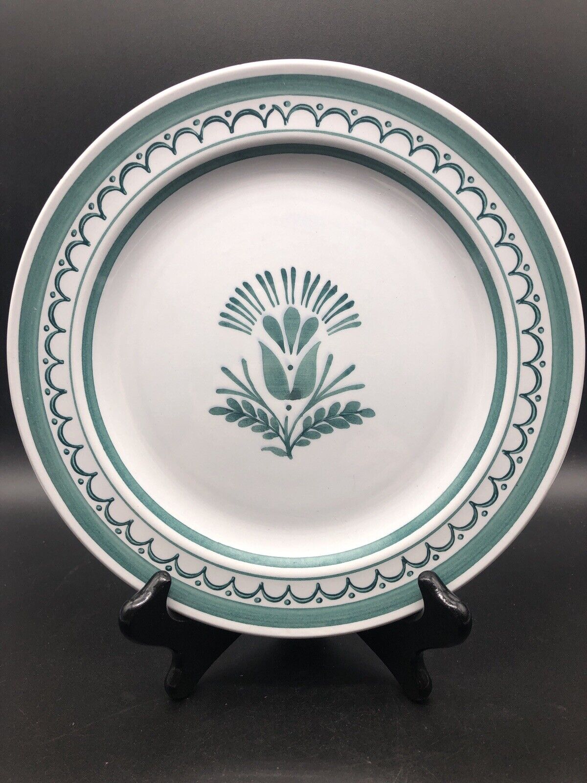 Read more about the article Arabia of Finland Green Thistle Luncheon Plate 9 3/8″  Fleabites Scratches