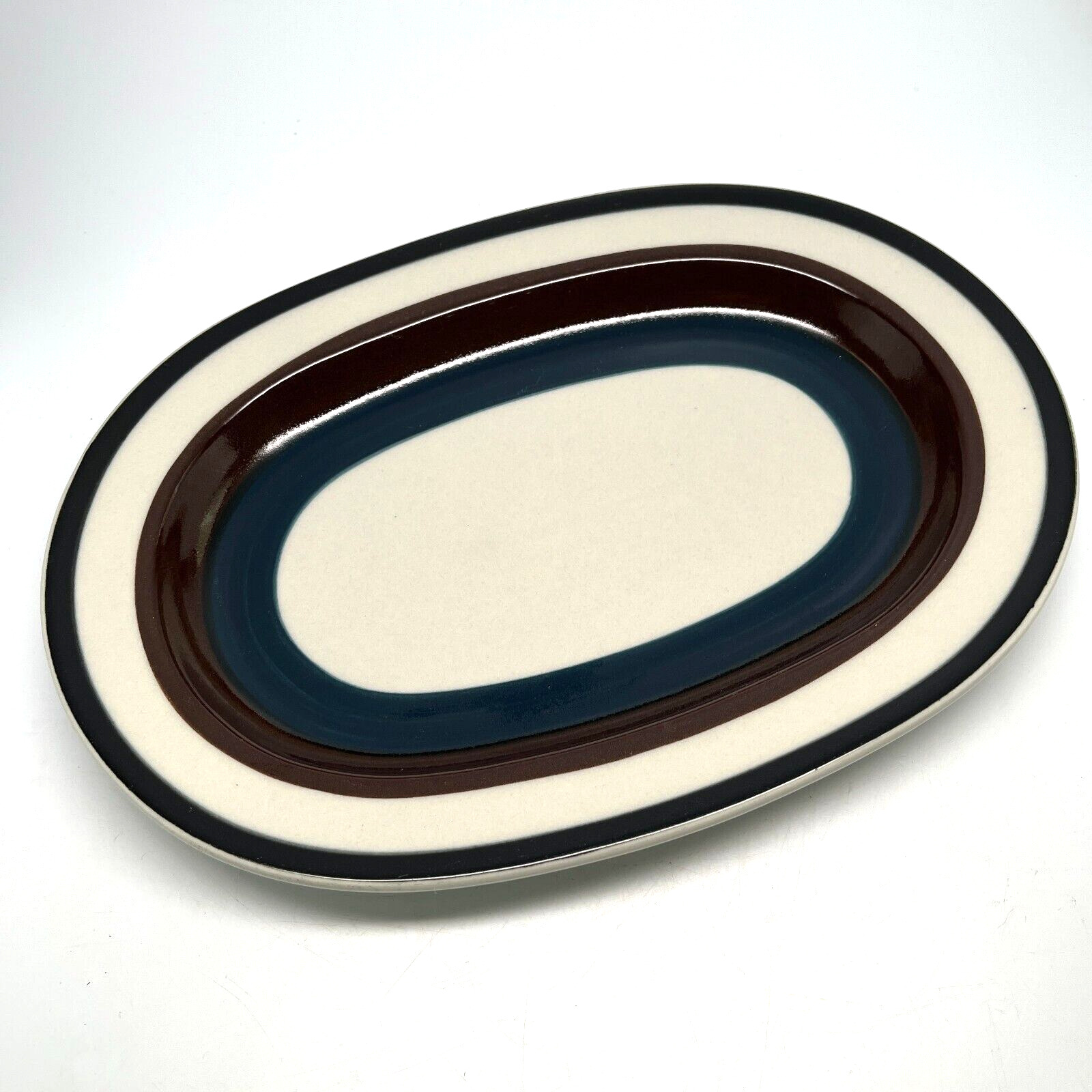 Read more about the article Arabia of Finland Kaira 13″ Oval Serving Platter w/Brown and Blue Bands w/Storage