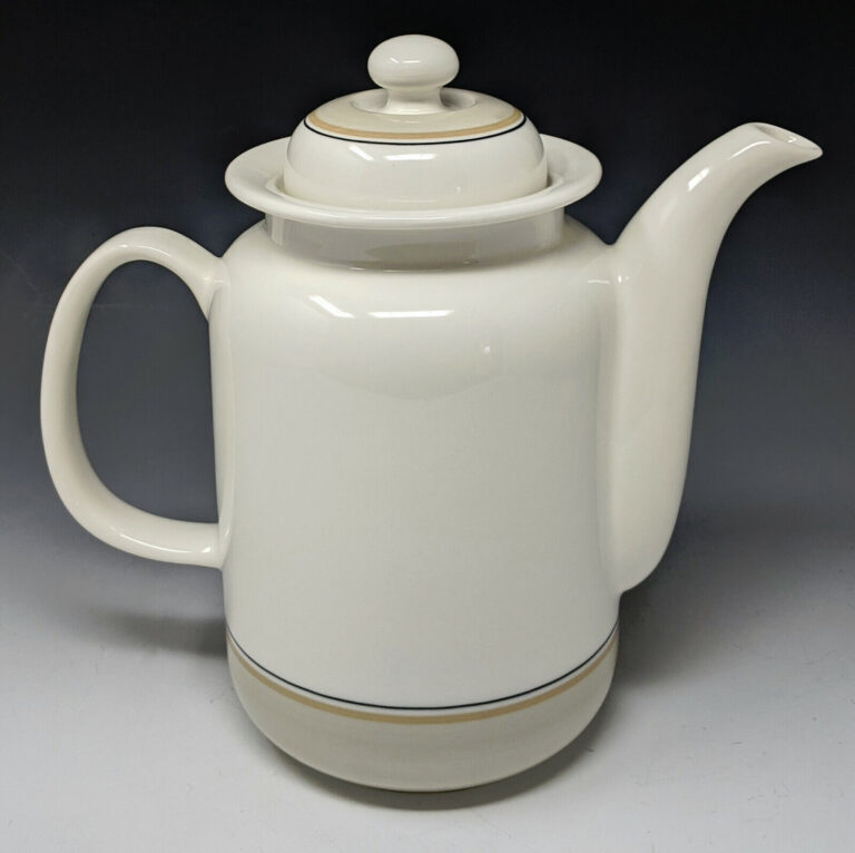 Read more about the article Elegant Vtg. SEITA ARCTICA Coffee Pot ARABIA  Finland  1979 Inkeri Leivo Design