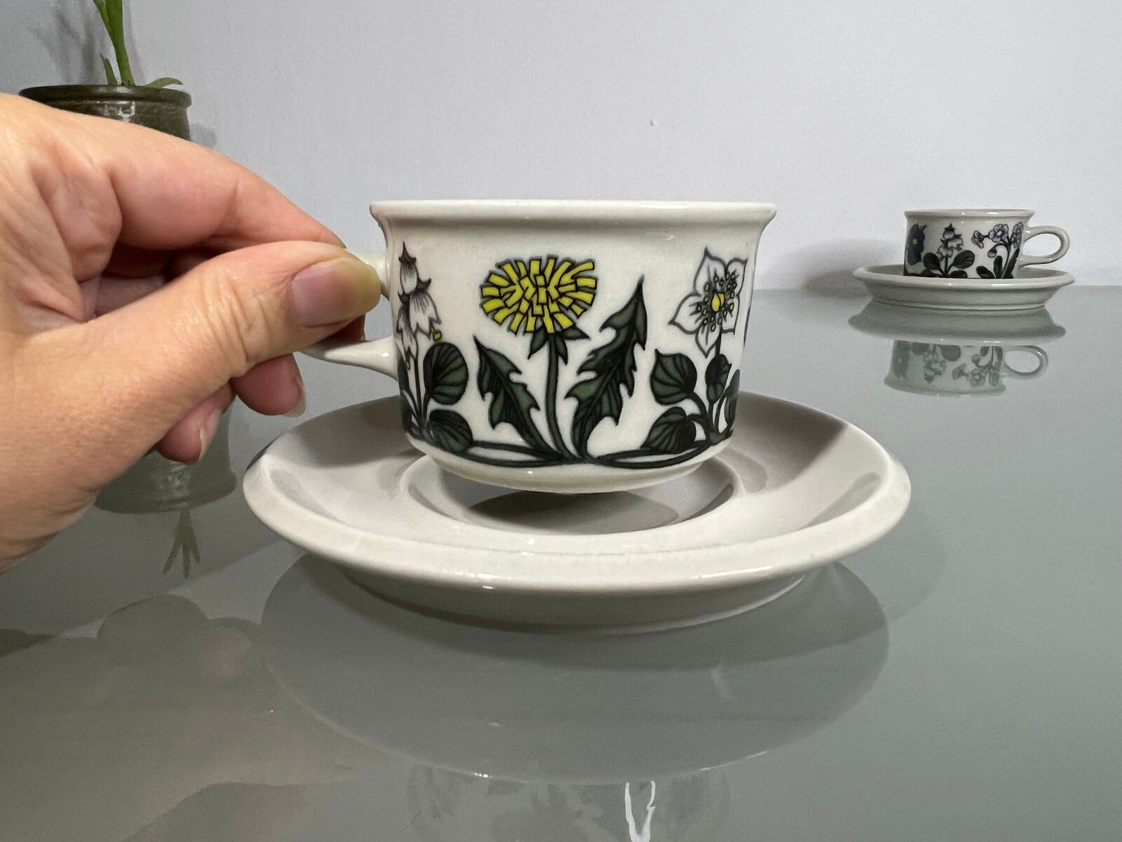 Read more about the article Arabia Flora Mocha / Espresso Cup Set by Esteri Tomula