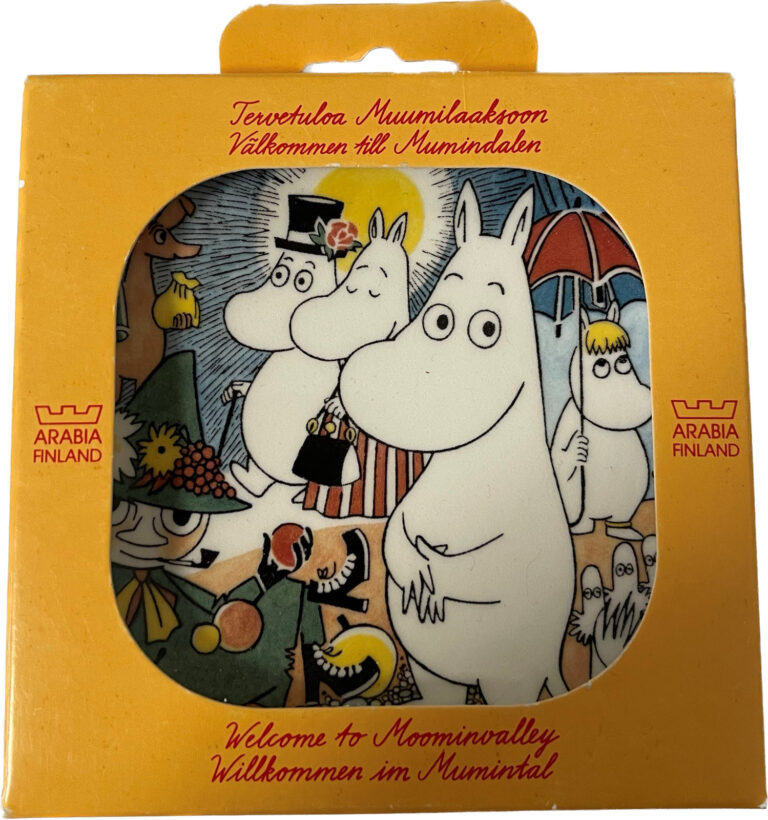 Read more about the article Arabia Moomin Wall Plate Sunday Stroll NEW IN PACK Made In Finland