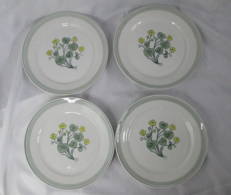 Read more about the article ARABIA Suvi set of 4 handpainted dinner plates. Finland.  10 1/8″
