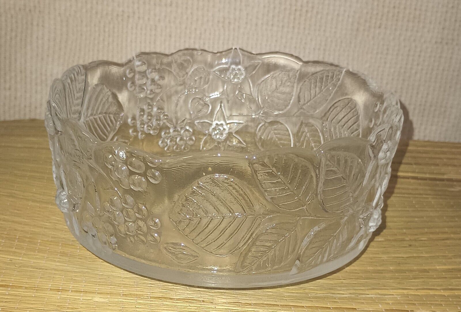 Read more about the article Glass Serving Bowl Flora Oiva Toikka Arabia Scandinavian 7 in