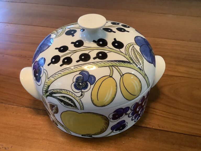Read more about the article Vintage Arabia Finland Paratiisi Floral 1970s Small Tureen With Lid 