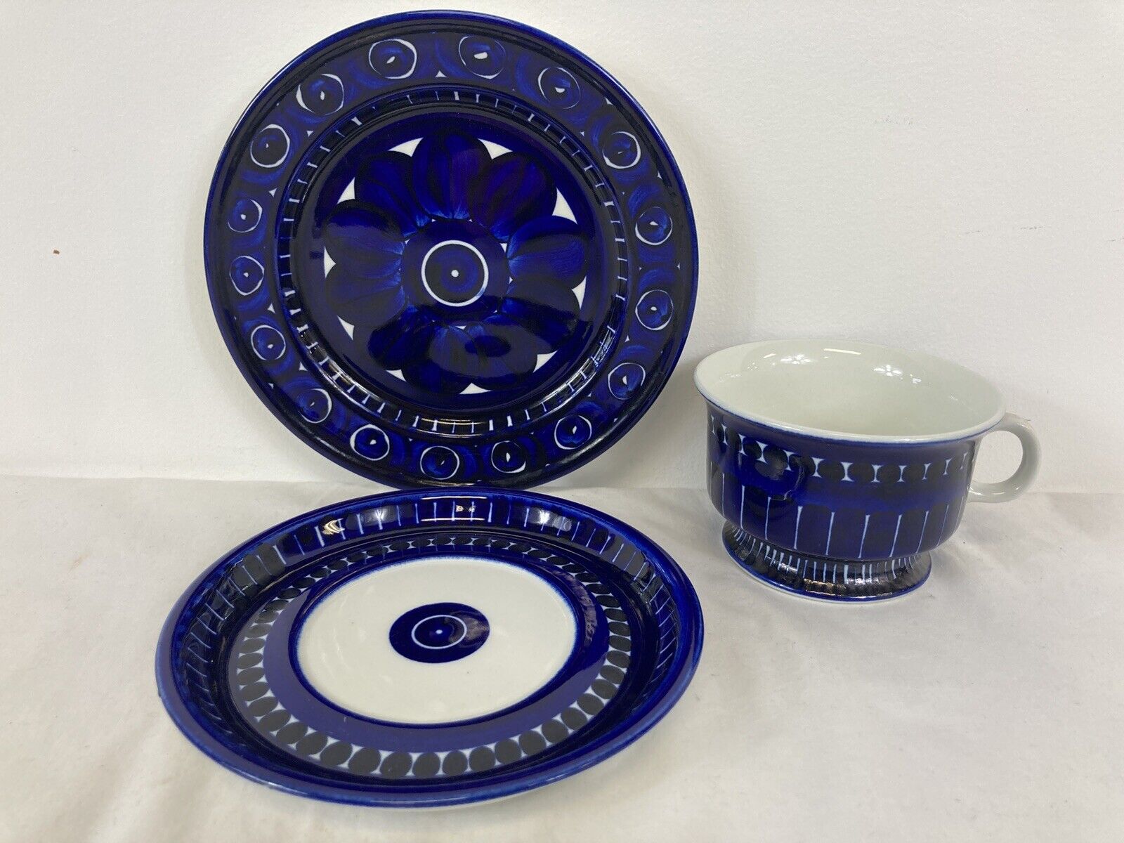 Read more about the article 3 Pc. Arabia Finland Valencia Ulla Procope Bread Plate Cup and Saucer Set Blue Mug