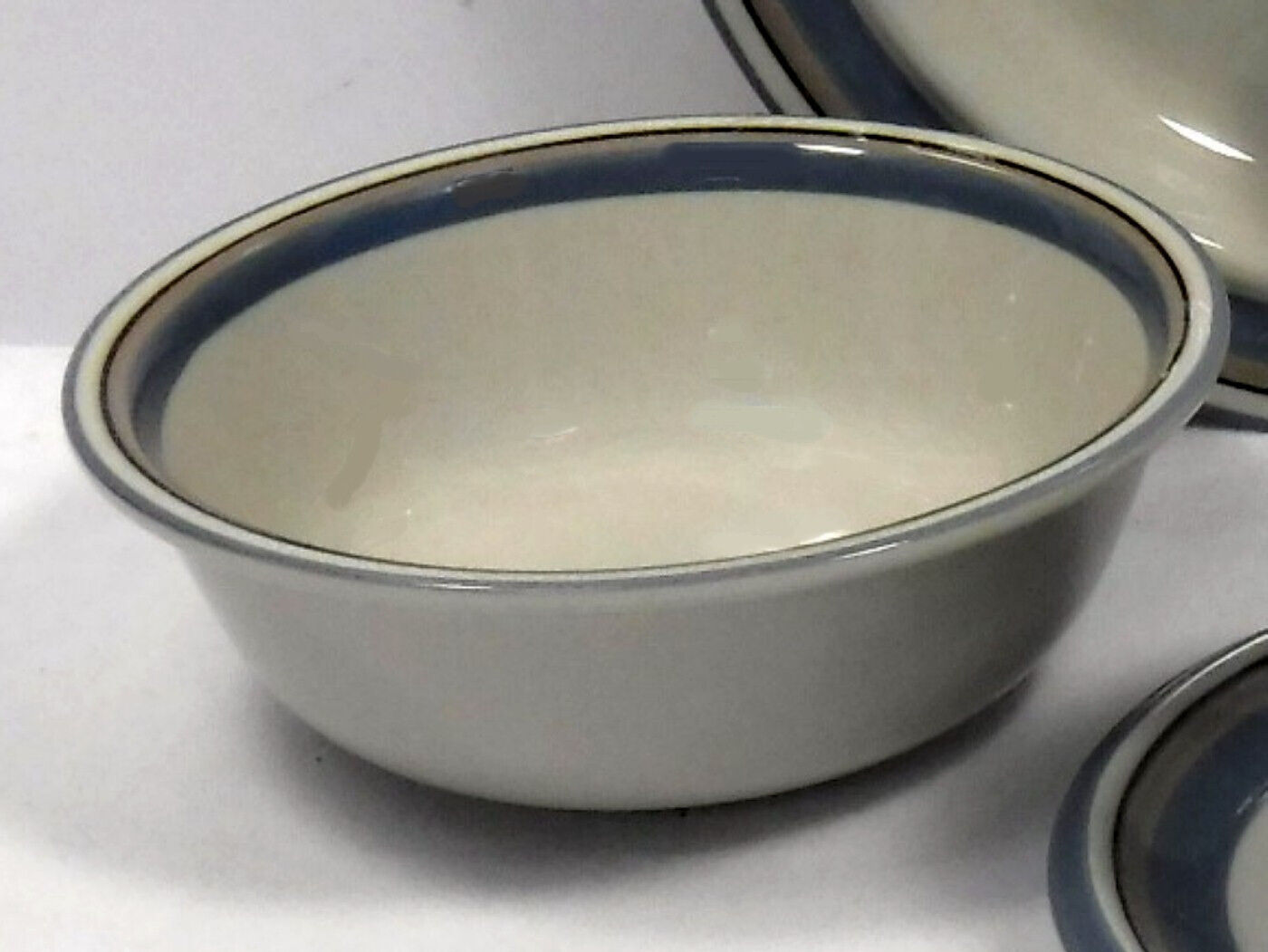 Read more about the article ARABIA of FINLAND china UHTUA pattern Soup  Cereal or Dessert Bowl – 6-1/4