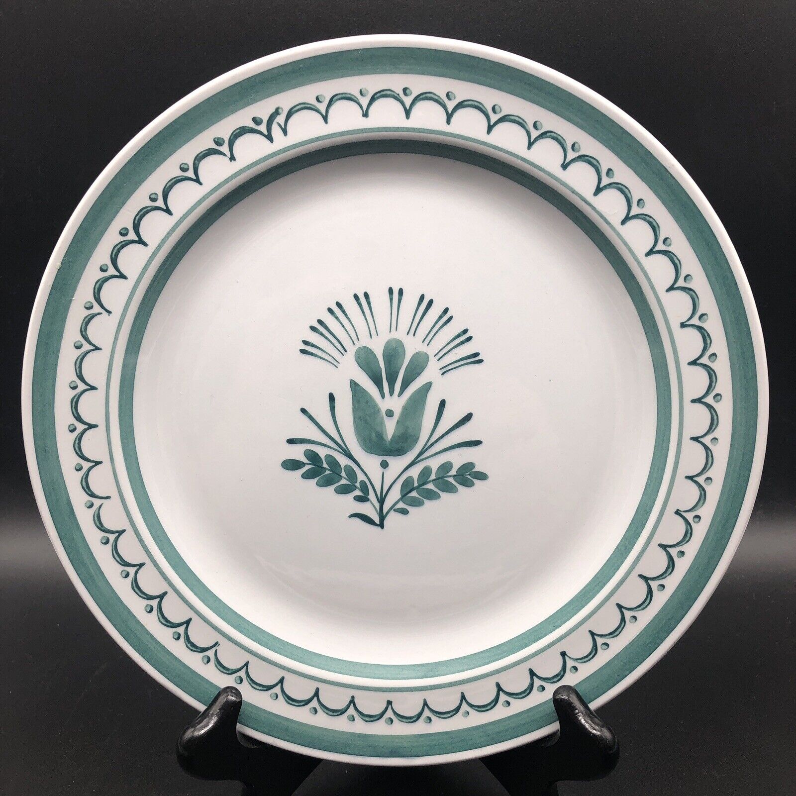 Read more about the article Arabia of Finland Green Thistle Luncheon Plate 9 3/8″  Fleabites and Scratches