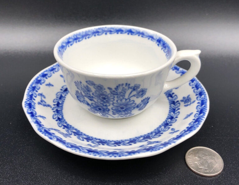 Read more about the article Vintage Arabia Finland Old Blue Finn Flower Tea Cup and Saucer Set