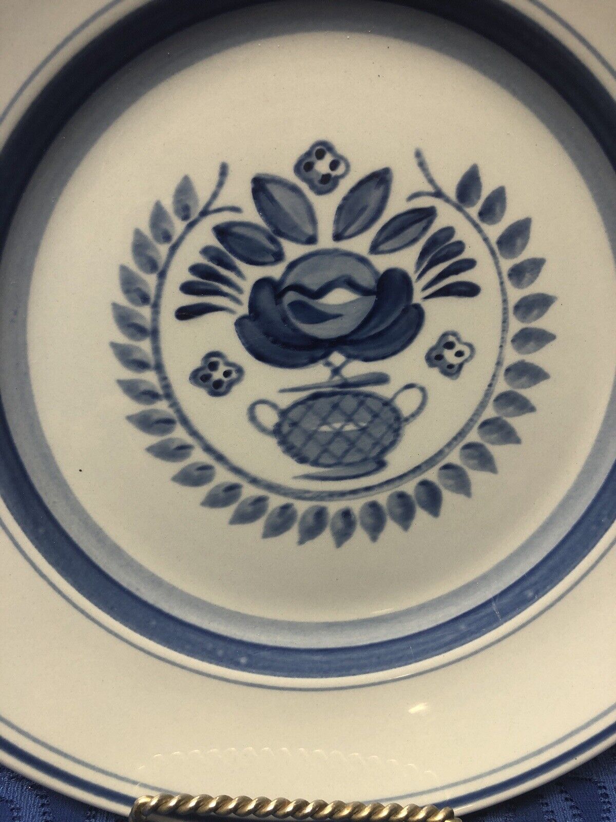 Read more about the article Vintage Arabia Finland Blue Rose Dinner Plate Flower Rings 10 1/2” Hand Painted