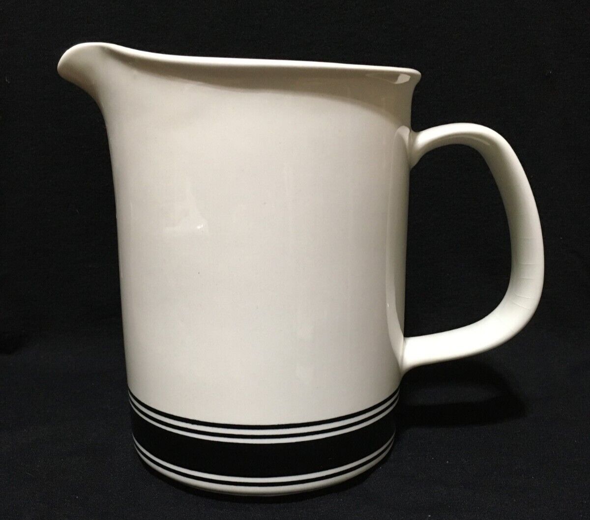 Read more about the article Arabia Finland Faenza white with black stripes Jug/pitcher 