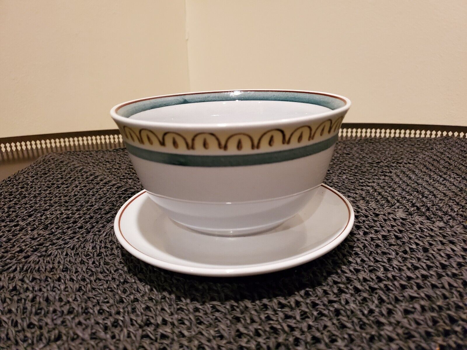 Read more about the article ARABIA CROWN BAND GRAVY BOWL ATTACHED UNDERPLATE – CLEAN!!