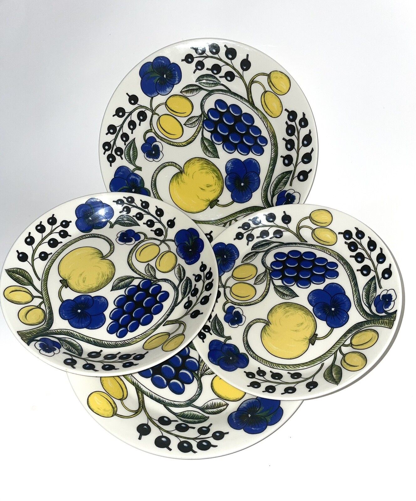 Read more about the article Arabia of Finland PARATIISI 4 Plates -2 Round Dinner 2 Round Salad