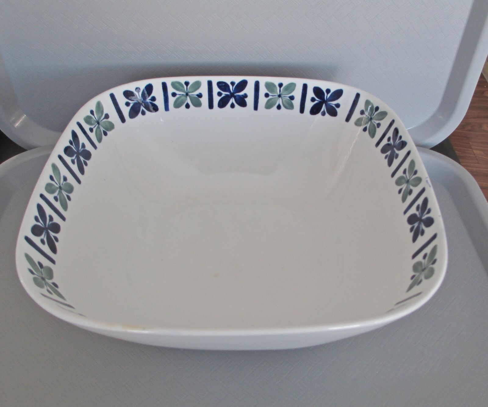 Read more about the article Vintage ARABIA Finland KATRILLI Blue / Green Flowers Large Serving Bowl