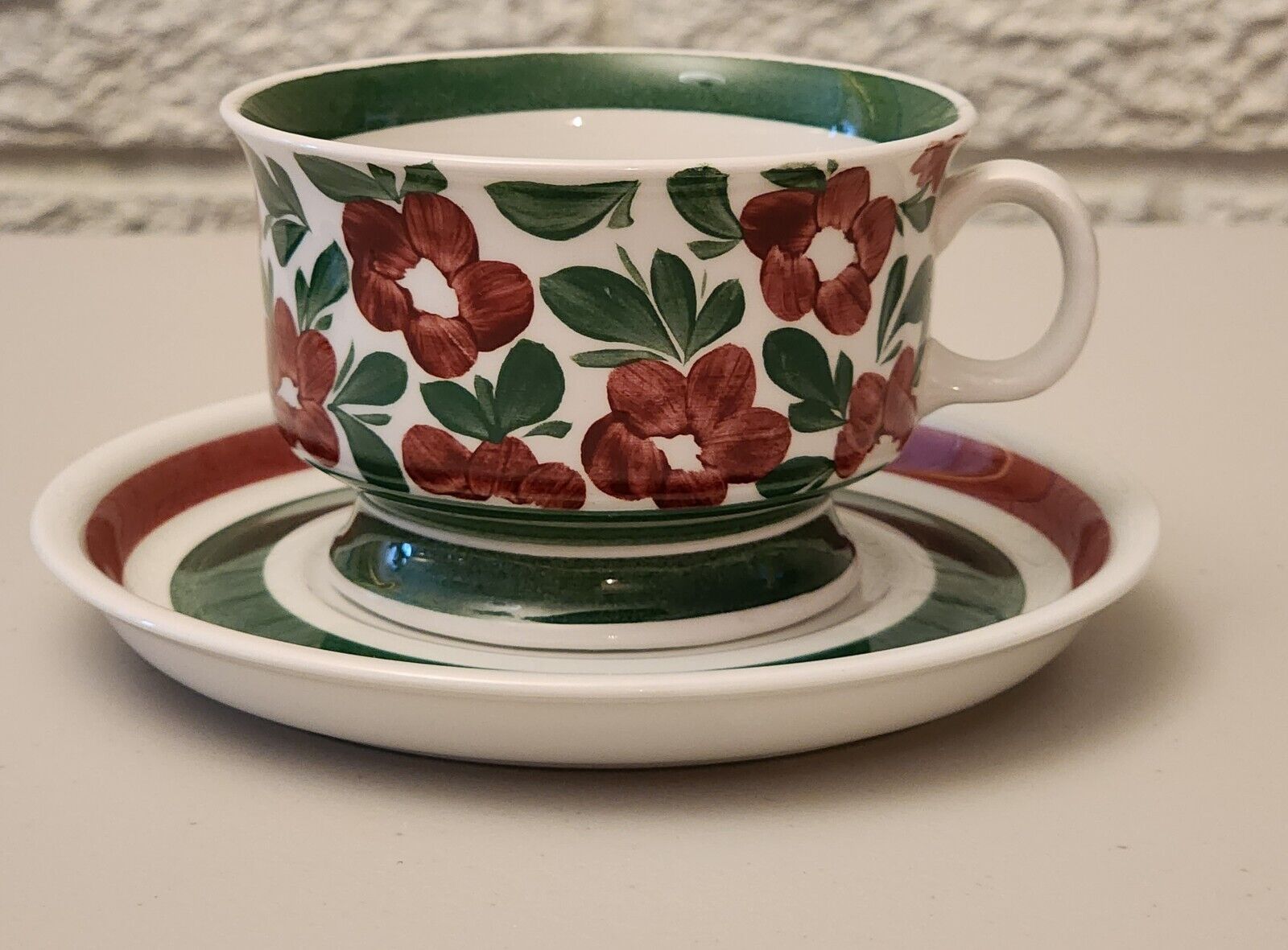 Read more about the article Rare Find – Arabia Finland Purpurijenkka By Ulla Procope Cup and Saucer Set