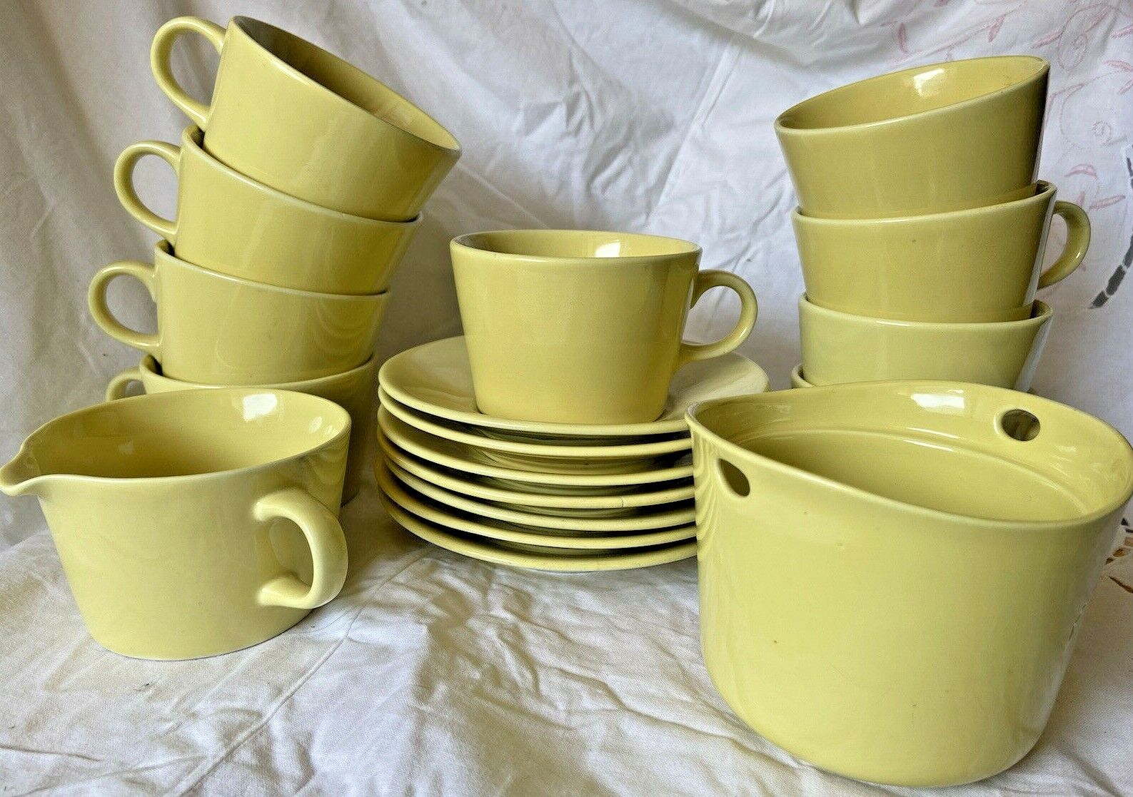 Read more about the article Vtg MCM Arabia Pottery Finland Teema ? Lemon Yellow Kaj Franck Tea Set 17 pc GUC
