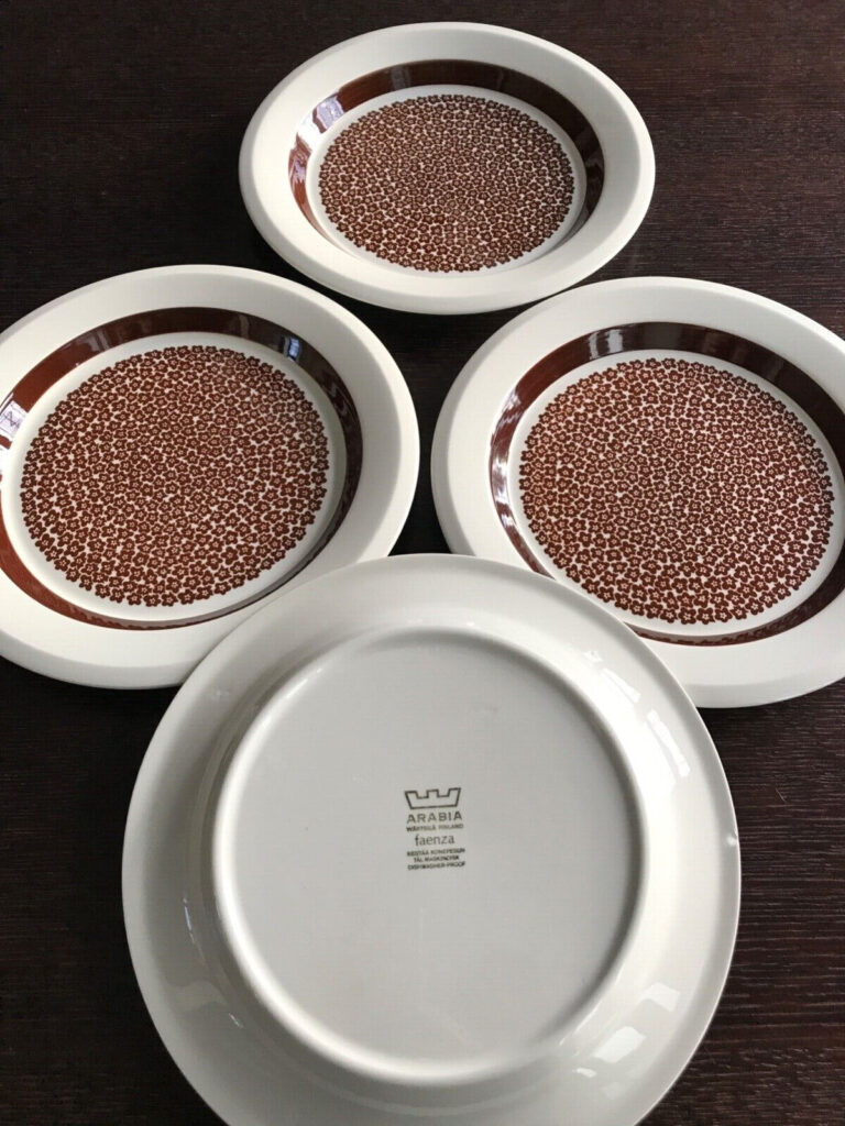 Read more about the article Arabia Finland Brown Flowers Faenza 4 Dinner Plates 9 1/2″ (1 with small chip)