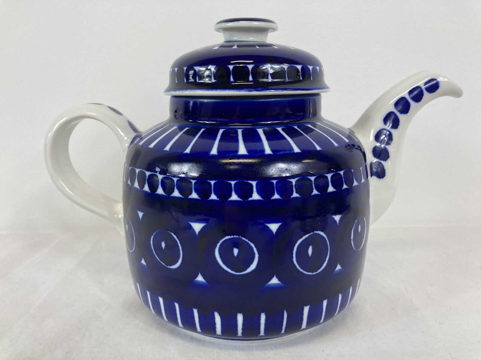 Read more about the article MCM Arabia Finland Valencia Teapot Ulla Procope Coblat Blue/White Ceramic