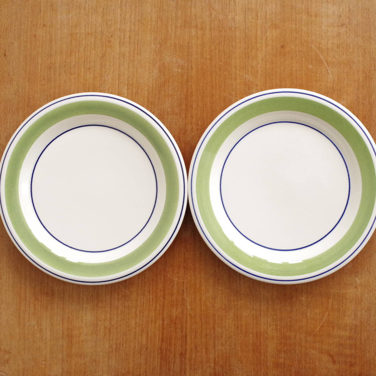 Read more about the article Vintage Arabia Crocus Krokus Green Plate Set Of