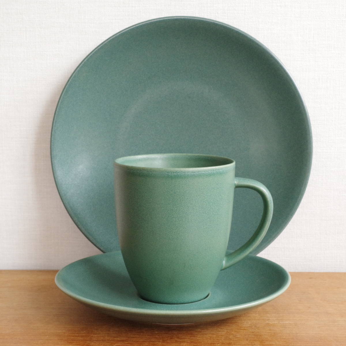 Read more about the article Vintage Arabia 24H Mug Cup Plate Trio Set Light Green Morning