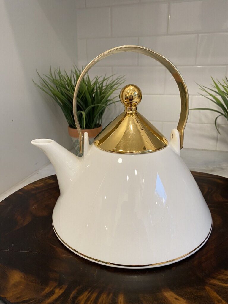 Read more about the article Vintage Arabia Finland Gold White Brass HARLEKIN Porcelain Teapot Inkeri Leivo
