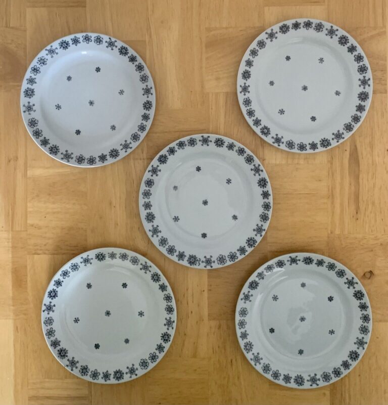 Read more about the article Vintage ARABIA Finland Snowflake Bread Snack Plates – 5 7/8″ Diameter Set of 5